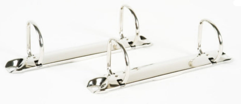 Herraje tamaño especial de 123 mm, con dos argollas en 'D' recto de 1 pulgada y separación de 8 cm. Sin palancas, con base angosta de 20 mm y acabado níquel plateado. Capacidad para 250 hojas. Herraje tamaño especial de 123 mm, con dos argollas en 'D' recto de 1 pulgada y separación de 8 cm. Sin palancas, con base angosta de 20 mm y acabado níquel plateado. Capacidad para 250 hojas.